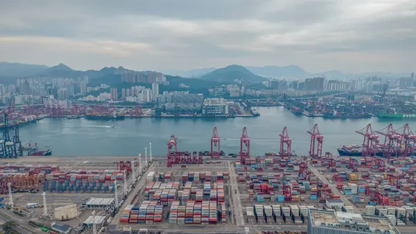 Renkli nakliye konteynırlarının yer aldığı işlek bir liman,