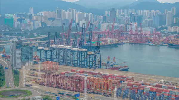 Renkli nakliye konteynırlarının yer aldığı işlek bir liman,