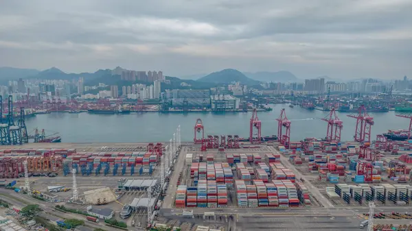 Renkli nakliye konteynırlarının yer aldığı işlek bir liman,