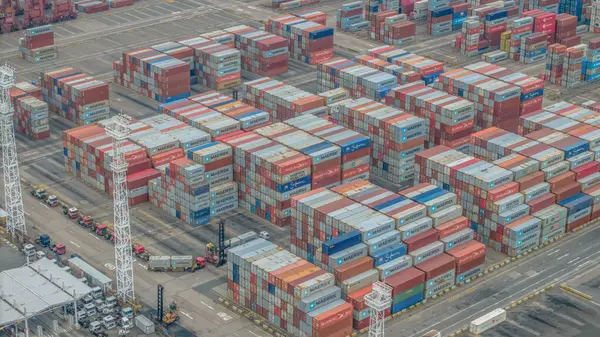 Renkli nakliye konteynırlarının yer aldığı işlek bir liman,