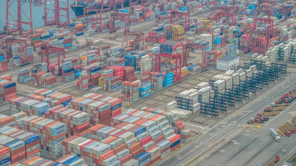 Renkli nakliye konteynırlarının yer aldığı işlek bir liman,