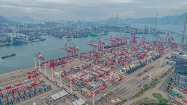 Renkli nakliye konteynırlarının yer aldığı işlek bir liman,