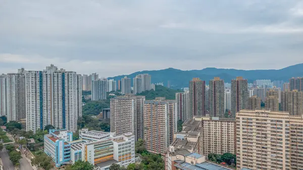 Kentsel gelişimin yanında konut binaları duruyor