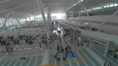 Fukuoka Havaalanı 'nın modern iç manzarası yolcularla dolu, 18 Mayıs 2024