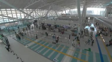 Fukuoka Havaalanı 'nın modern iç manzarası yolcularla dolu, 18 Mayıs 2024