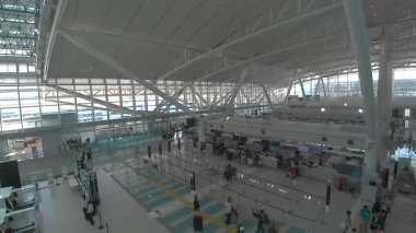 Fukuoka Havaalanı 'nın modern iç manzarası yolcularla dolu, 18 Mayıs 2024