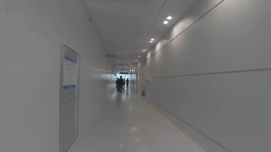 Fukuoka Havaalanı 'nın modern iç manzarası yolcularla dolu, 18 Mayıs 2024