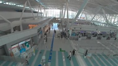 Fukuoka Havaalanı 'nın modern iç manzarası yolcularla dolu, 18 Mayıs 2024