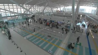 Fukuoka Havaalanı 'nın modern iç manzarası yolcularla dolu, 18 Mayıs 2024