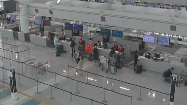 Fukuoka Havaalanı 'nın modern iç manzarası yolcularla dolu, 18 Mayıs 2024