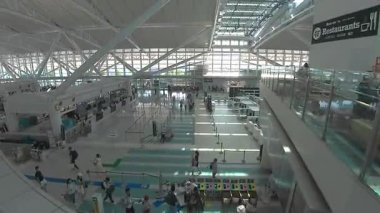 Fukuoka Havaalanı 'nın modern iç manzarası yolcularla dolu, 18 Mayıs 2024