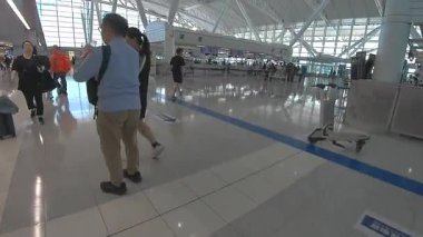 Fukuoka Havaalanı 'nın modern iç manzarası yolcularla dolu, 18 Mayıs 2024