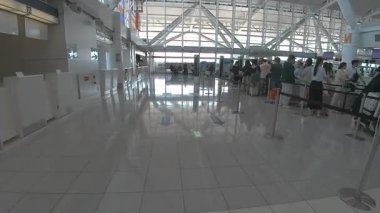 Fukuoka Havaalanı 'nın modern iç manzarası yolcularla dolu, 18 Mayıs 2024