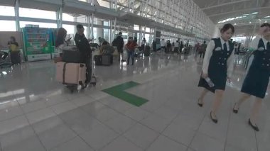 Fukuoka Havaalanı 'nın modern iç manzarası yolcularla dolu, 18 Mayıs 2024