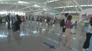 Fukuoka Havaalanı 'nın modern iç manzarası yolcularla dolu, 18 Mayıs 2024
