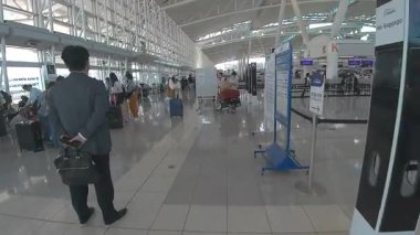 Fukuoka Havaalanı 'nın modern iç manzarası yolcularla dolu, 18 Mayıs 2024