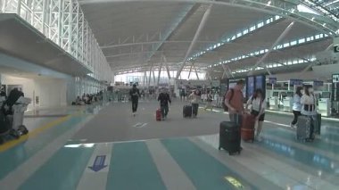 Fukuoka Havaalanı 'nın modern iç manzarası yolcularla dolu, 18 Mayıs 2024