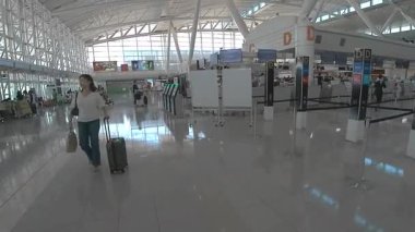Fukuoka Havaalanı 'nın modern iç manzarası yolcularla dolu, 18 Mayıs 2024