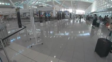 Fukuoka Havaalanı 'nın modern iç manzarası yolcularla dolu, 18 Mayıs 2024