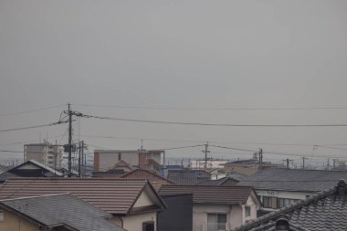 28 Mart 2025 çatılar, elektrik hatları ve antenlerin yer aldığı manzara