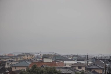 28 Mart 2025 'te yerleşim evleri ve elektrik direklerinin çatıları