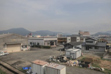 28 Mart 2025 bir sanayi ve yerleşim bölgesi, sergilenen ambarlar