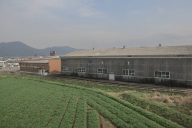 28 Mart 2025 Uzak endüstriyel binalarla geniş tarım arazileri