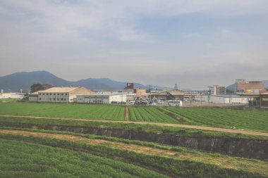 28 Mart 2025 Uzak endüstriyel binalarla geniş tarım arazileri