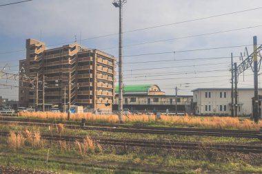 28 Mart 2025 'te tren raylarının yanında bir apartman dairesi görünüyor.