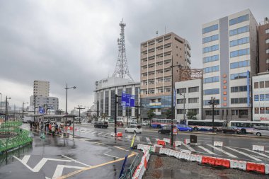 28 Mart 2025 Bir şehir istasyonunda bireylerin binişi ve hizalanması