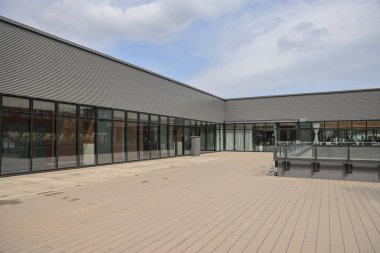 28 Mart 2025 Modern mimarinin yer aldığı Geniş bir açık hava alanı,