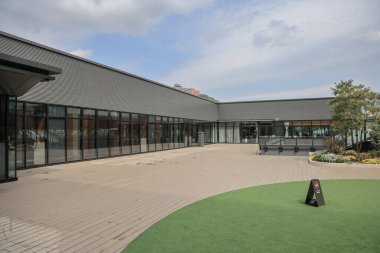 28 Mart 2025 Modern mimarinin yer aldığı Geniş bir açık hava alanı,