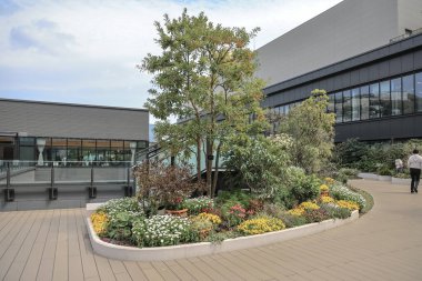 28 Mart 2025 Modern mimarinin yer aldığı Geniş bir açık hava alanı,