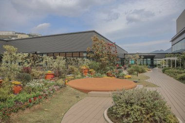 28 Mart 2025 Modern mimarinin yer aldığı Geniş bir açık hava alanı,