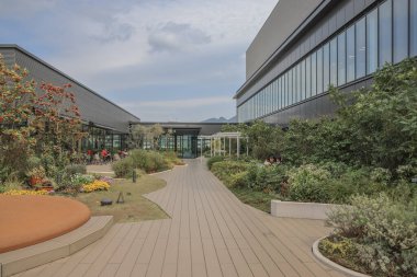 28 Mart 2025 Modern mimarinin yer aldığı Geniş bir açık hava alanı,