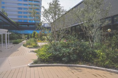 28 Mart 2025 Modern mimarinin yer aldığı Geniş bir açık hava alanı,