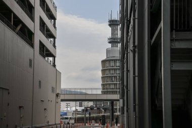 28 Mart 2025 çarpıcı mimari kule şehir binaları arasında çerçevelenmiştir