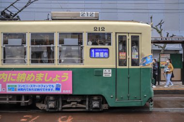 28 Mart 2025 Renkli bir şehir durağında eski moda bir tramvay.