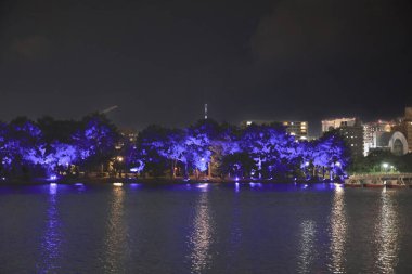 28 Mart 2025 gecesi sakin su, güzel yeşil ağaçlar ve göze çarpan