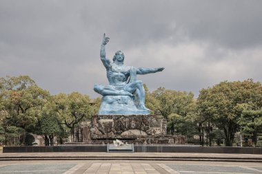 28 Mart 2025 Parkta barışı simgeleyen büyük mavi bir heykel