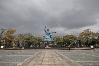 28 Mart 2025 Parkta barışı simgeleyen büyük mavi bir heykel