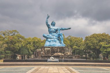 28 Mart 2025 Parkta barışı simgeleyen büyük mavi bir heykel