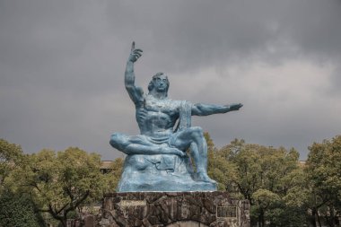 28 Mart 2025 Parkta barışı simgeleyen büyük mavi bir heykel