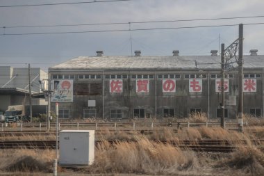 28 Mart 2025 yıpranmış metal deposu Japon tabelalarıyla süslenmiş.