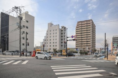 28 Mart 2025 Şehir Sahnesi Çağdaş binalar sokak hizasında.