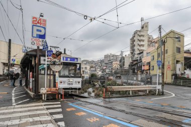Demiryolu geçidinde bir tramvayın yer aldığı 28 Mart 2025 Urban view,