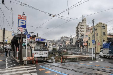 Demiryolu geçidinde bir tramvayın yer aldığı 28 Mart 2025 Urban view,