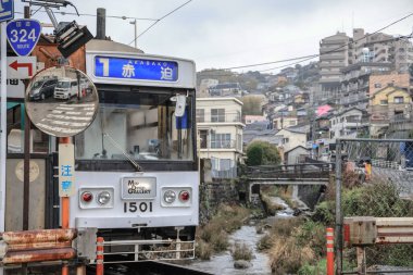 Demiryolu geçidinde bir tramvayın yer aldığı 28 Mart 2025 Urban view,