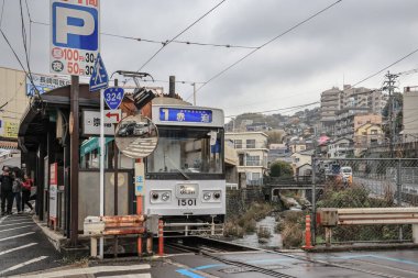Demiryolu geçidinde bir tramvayın yer aldığı 28 Mart 2025 Urban view,