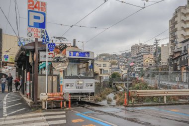 Demiryolu geçidinde bir tramvayın yer aldığı 28 Mart 2025 Urban view,